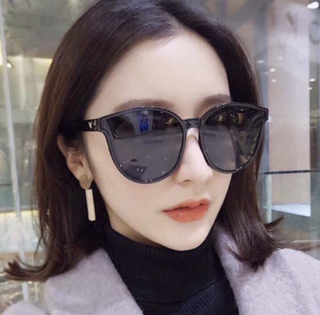 Mắt kính mát thời trang màu đen sang chảnh | BigBuy360 - bigbuy360.vn