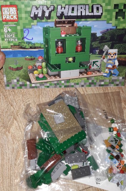 Lắp ráp 1 hộp LegoMinecraff My Word 63012 có nhiều chi tiết bằng nhựa ABS