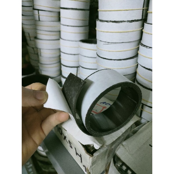 nam châm dẻo băng keo rộng 3cm dài 1 mét bóc dính dễ cắt dán dùng trong văn phòng trường học...