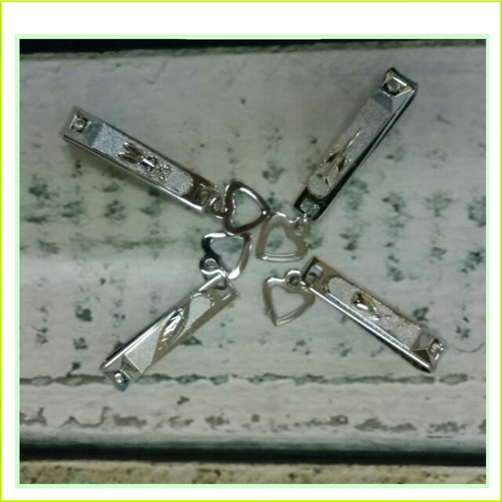 Bấm móng tay cho bé và người lớn siêu dễ thương