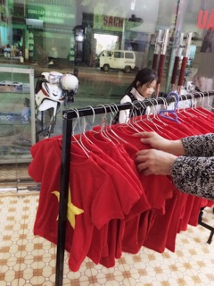 Áo cờ đỏ sao vàng cho bé