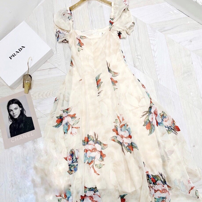 Váy voan hoa cổ vuông tay bồng xếp li tôn dáng. Đầm maxi bánh bèo