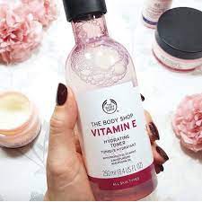 NƯỚC CÂN BẰNG DƯỠNG ẨM VITAMIN E HYDRATING TONER 250ML THE BODY SHOP