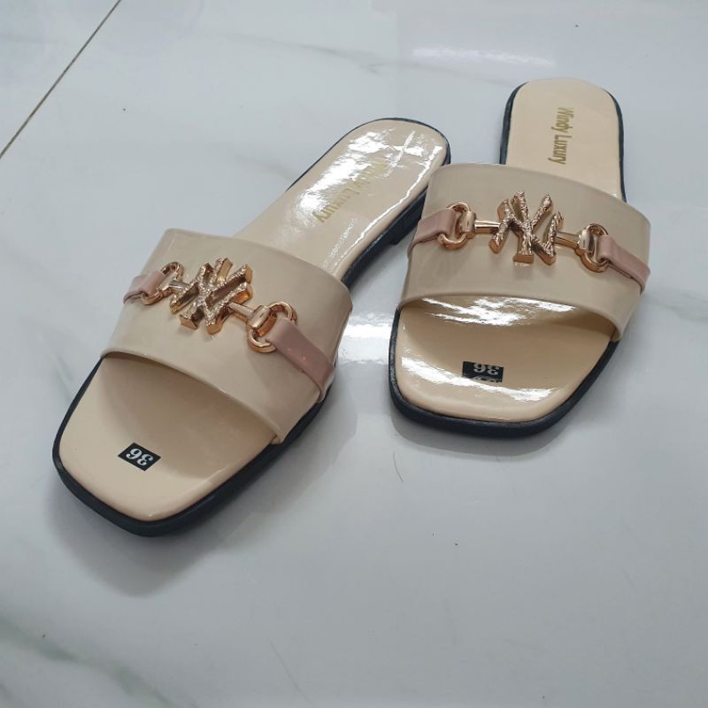 Dép quai ngang kem nữ.