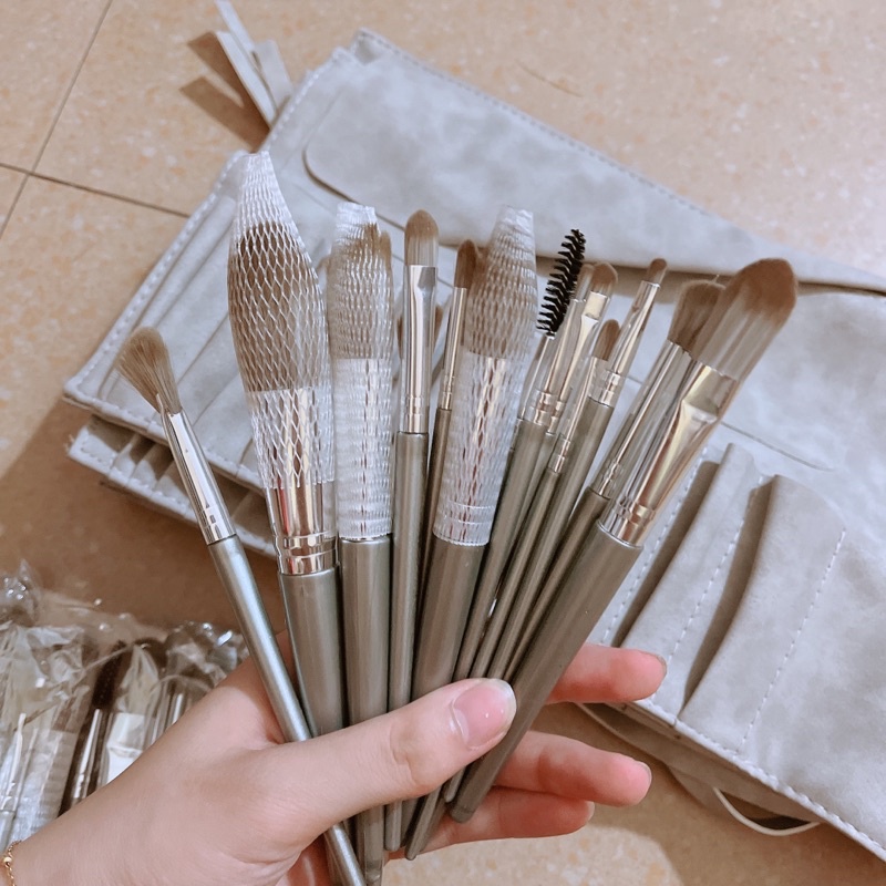 Bộ Cọ trang điểm 14 Cây Kèm Bao Da Lộn Sang Chảnh chất lông thú siêu mềm mịn