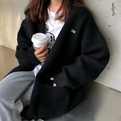 Áo khoác len cardigan cài khuy cổ V dáng dài vừa, thêu chữ nhỏ DM trước ngực style Hàn Quốc