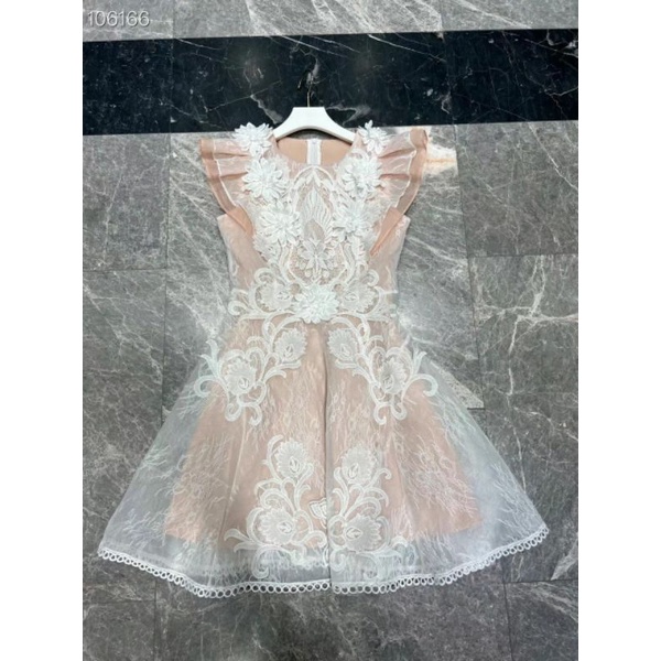 Váy ren hoa trắng.