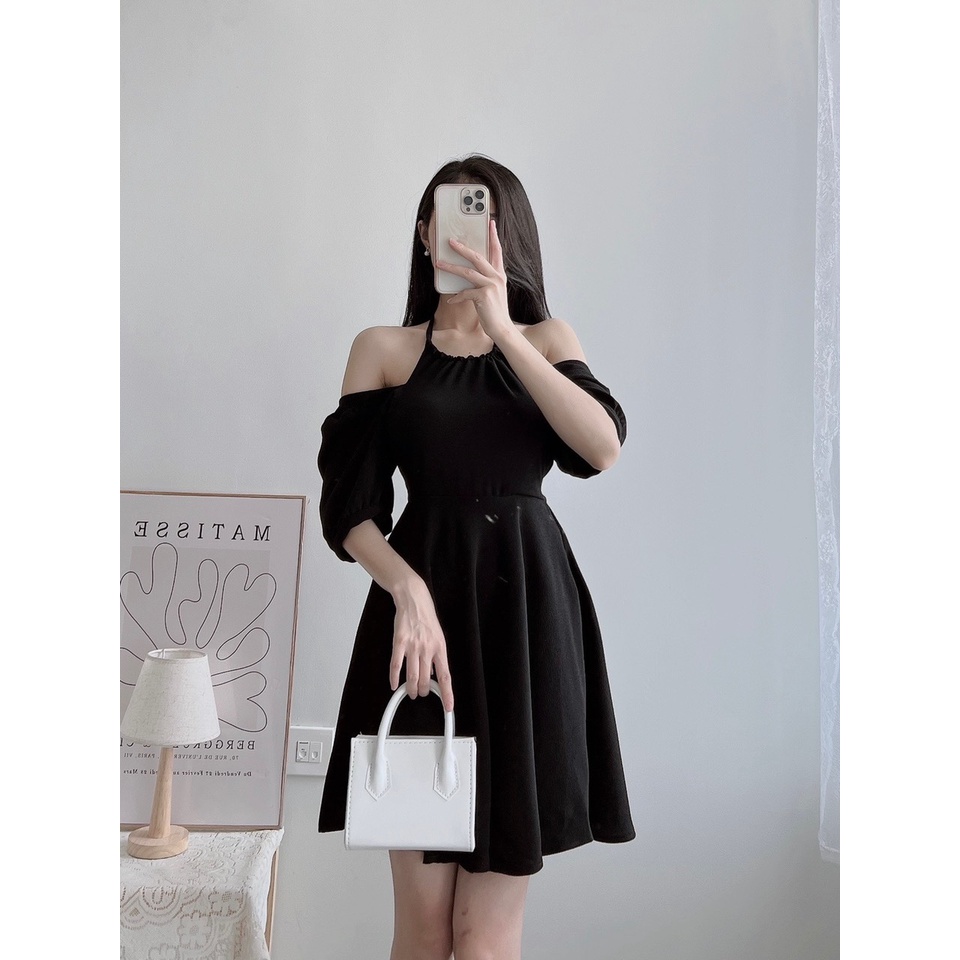 Đầm cổ yếm cách điệu vintage nhẹ nhàng.