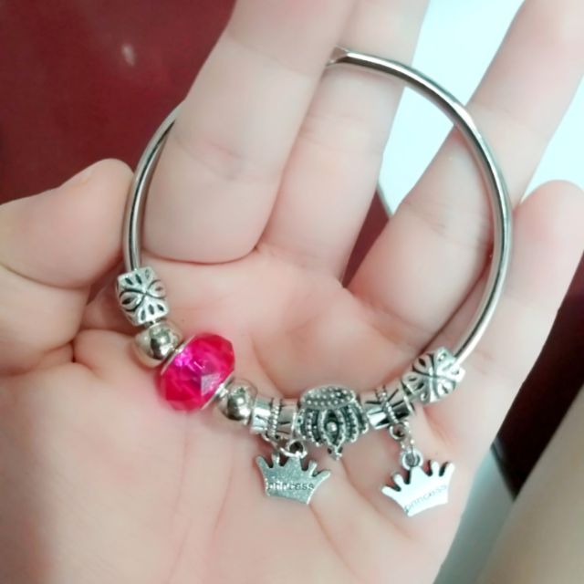 Vòng kiềng tay hạt màu. 25k