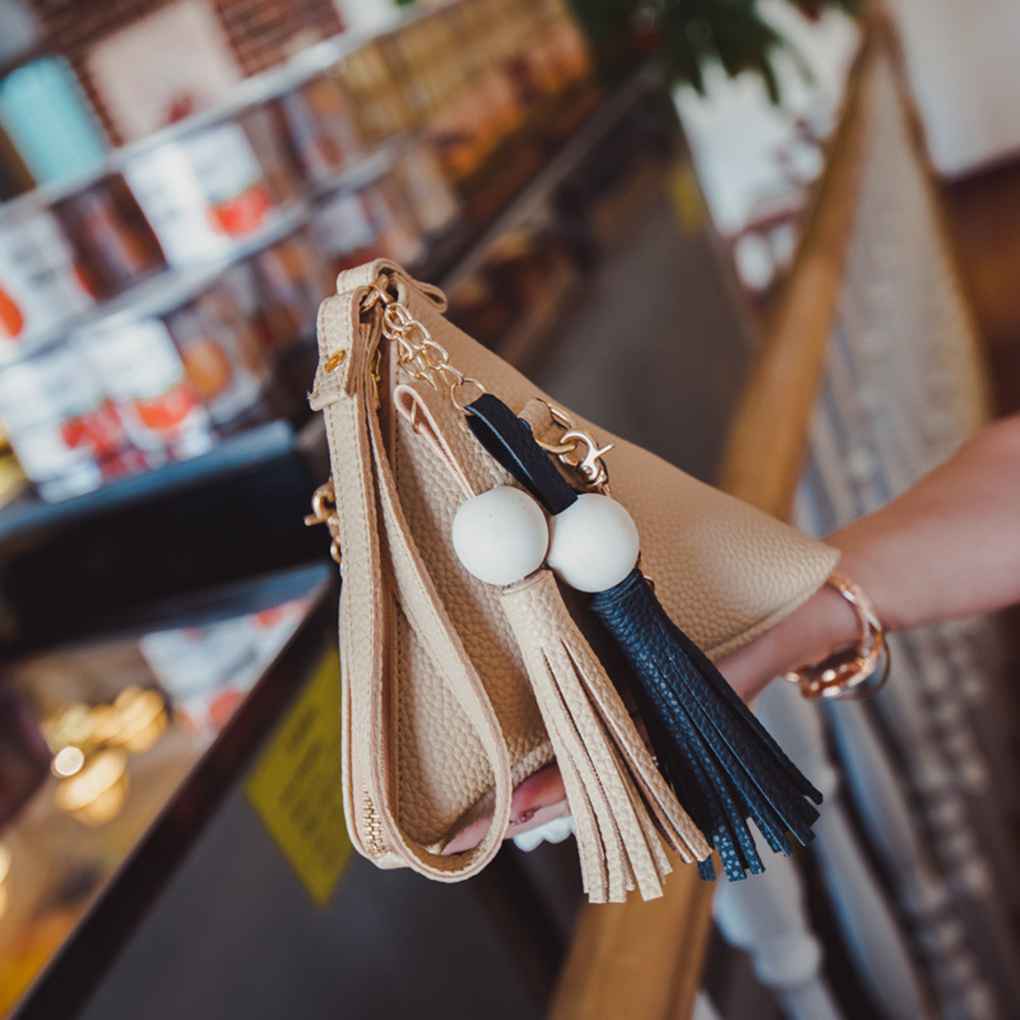 Túi đeo chéo da PU hình tam giác đính tua rua