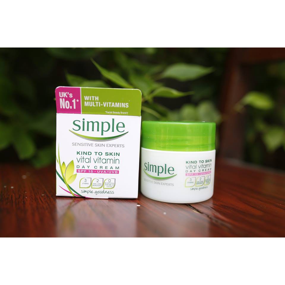 Kem Dưỡng Ẩm Chống Nắng Simple Kind To Skin Vital Vitamin Day Cream SPF 15 50ml