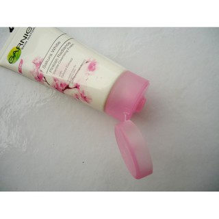 Sữa rửa mặt dưỡng trắng da Garnier Light Complete Foam Sakura White