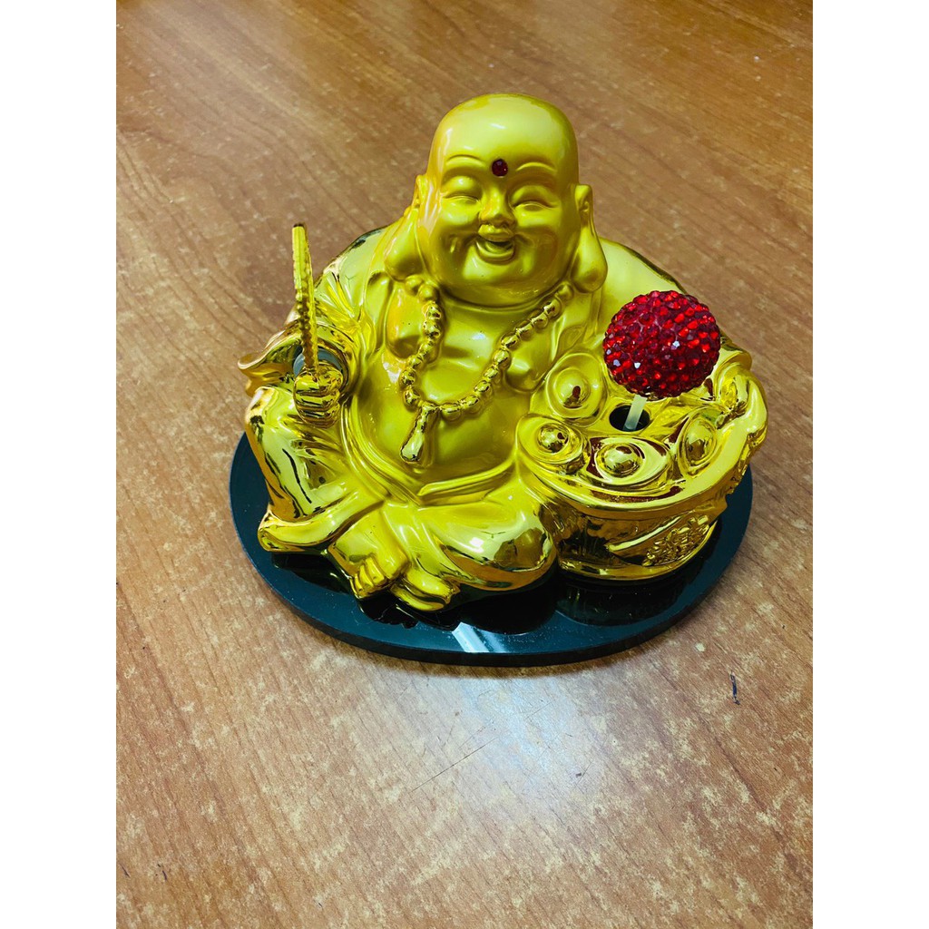 Tượng phật ông di lặc đặt taplo ô tô có quả cầu xoay năng lượng mặt trời