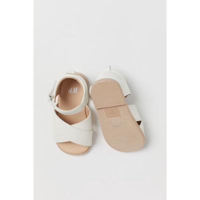 Sandal trắng nhũ HM Size 24