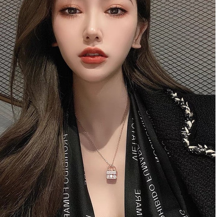 New h bag necklace female letter clavicle chain ins cold wind simple niche necklace