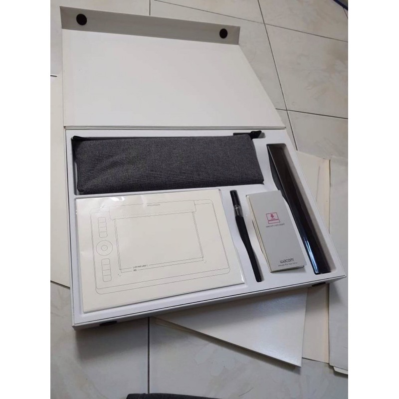 Pass lại bảng vẽ điện tử Wacom Intuos pro Paper M(PTH-660P)