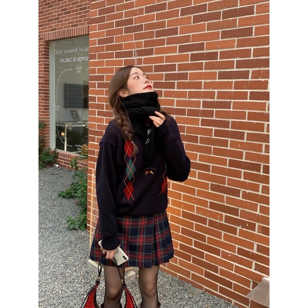 Set áo len polo xanh navy hoạ tiết quả trám + chân váy kẻ caro dáng ngắn dễ thương Yannie