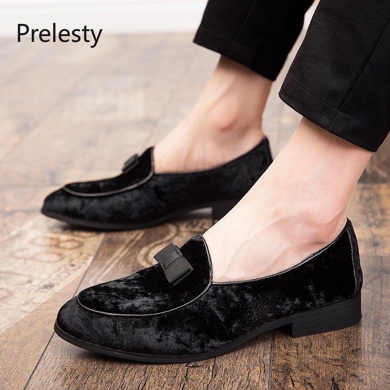 Pointed leather shoes with luxurious bow tie for men