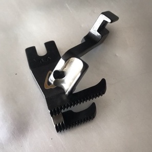 Chân vịt ráp gân máy bước