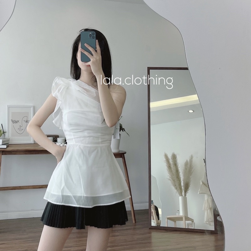 (SẴN) Lala Clothing Áo tơ lệch vai peplum MLA