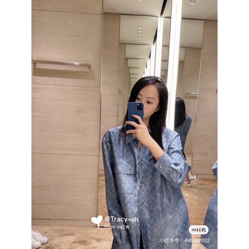 Áo sơ mi dài tay vải denim bò in hoạ tiết nam nữ đều mặc được louis vuitton LV