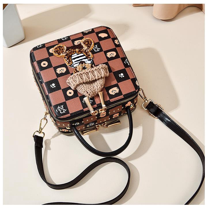 Túi Đeo Chéo Hình Vuông Nhỏ Họa Tiết Gấu Hoạt Hình Màu Tương Phản Thời Trang 2022 Cho Nữ