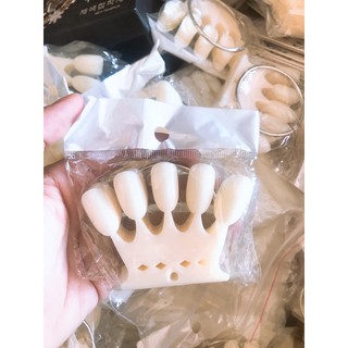 Móng que mẫu vương miện