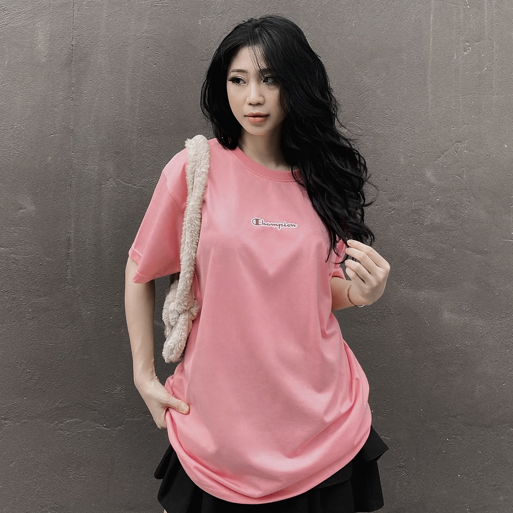 Áo Thun Champion Màu hồng In Chữ Màu Hồng Ở Giữa Chất Liệu 100% Cotton Thoáng Mát Form Rộng Thoải Mái