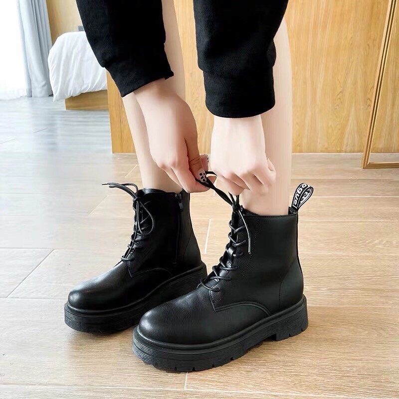 Bốt nữ đế bằng màu đen và kem có khoá kéo