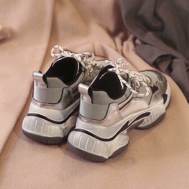 Giày thể thao đế cao