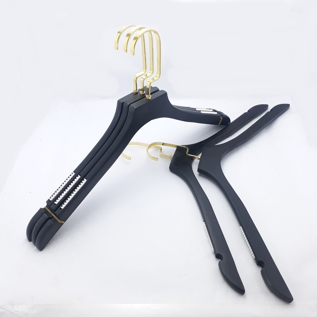 Móc treo quần áo bằng gỗ màu đen, cổ vuông có đệm chống tuột, sang trọng phù hợp cho shop thời trang