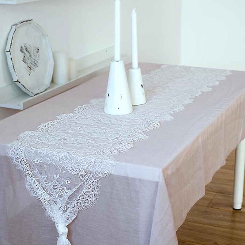 Khăn trải bàn màu trắng thiết kế tối giản