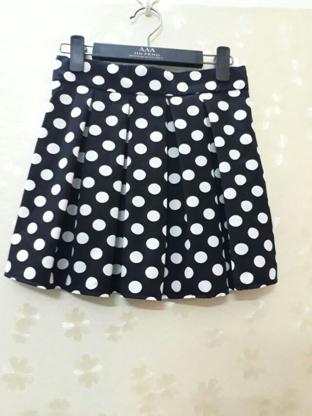 Chân váy xếp ly dáng ngắn có quần đùi bên trong | BigBuy360 - bigbuy360.vn