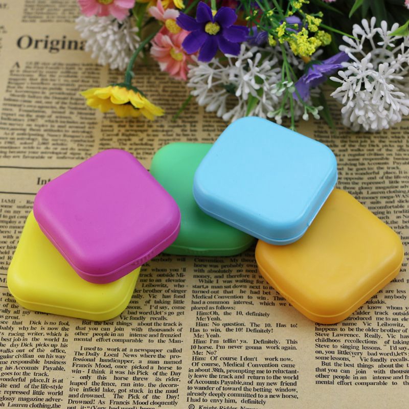 Hộp đựng kính áp tròng và các phụ kiện tích hợp gương tiện lợi dành cho đi du lịch