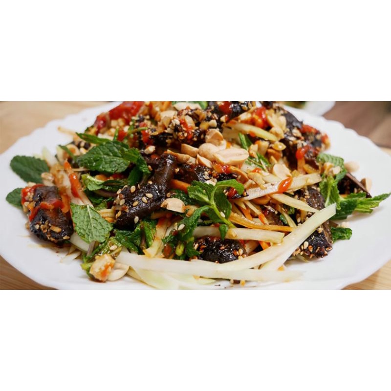 HỘP 500G KHÔ BÒ ĐEN CÓ KÈM NƯỚC XỐT BÒ NHÀ LÀM.