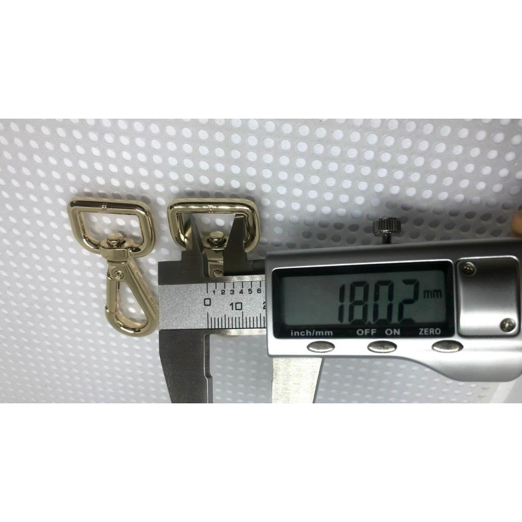 Móc cua lọt lòng 1,8cm màu vàng nhạt, cao 5cm,có chữ