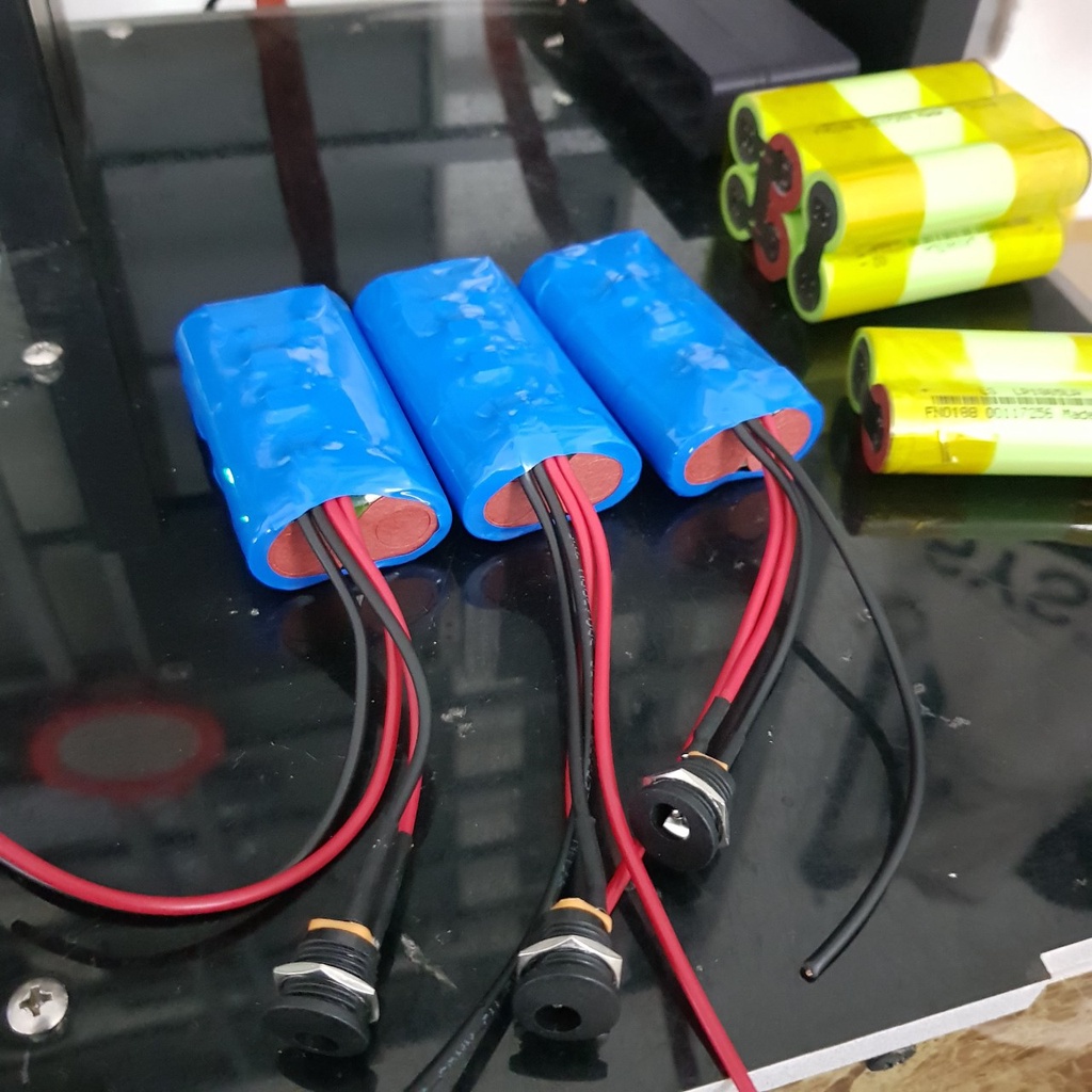 Khối pin 2S 2500mAH - 20A. (7,4V Cạn - 8,4V Đầy). Được đóng từ 2 cell pin Lithium 18650 Mới. Có mạch bảo vệ 2S