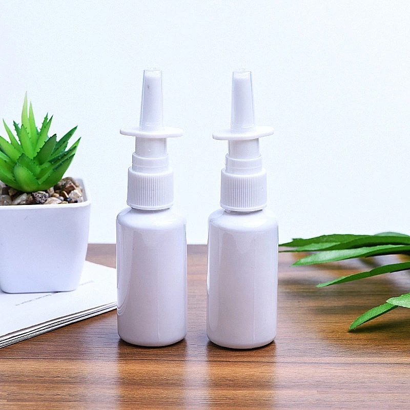 Bình xịt mũi bằng nhựa màu trắng nhỏ gọn tiện dụng