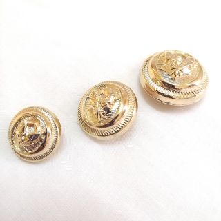 Cúc kim loại màu vàng sáng. C nhung Chu.