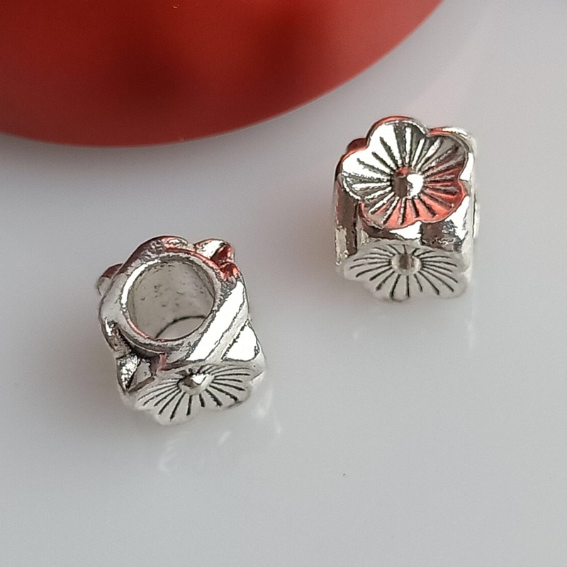 Charm hoa vuông 8mm - MH680