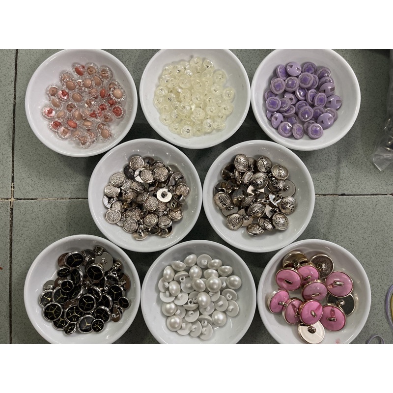 Cúc áo bán cân  dùng để trang trí đính áo kiểu , áo sơ mi ..