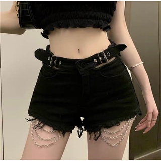 Quần shorts kaki lưng cao khoét hông phối dây xích - A0U
