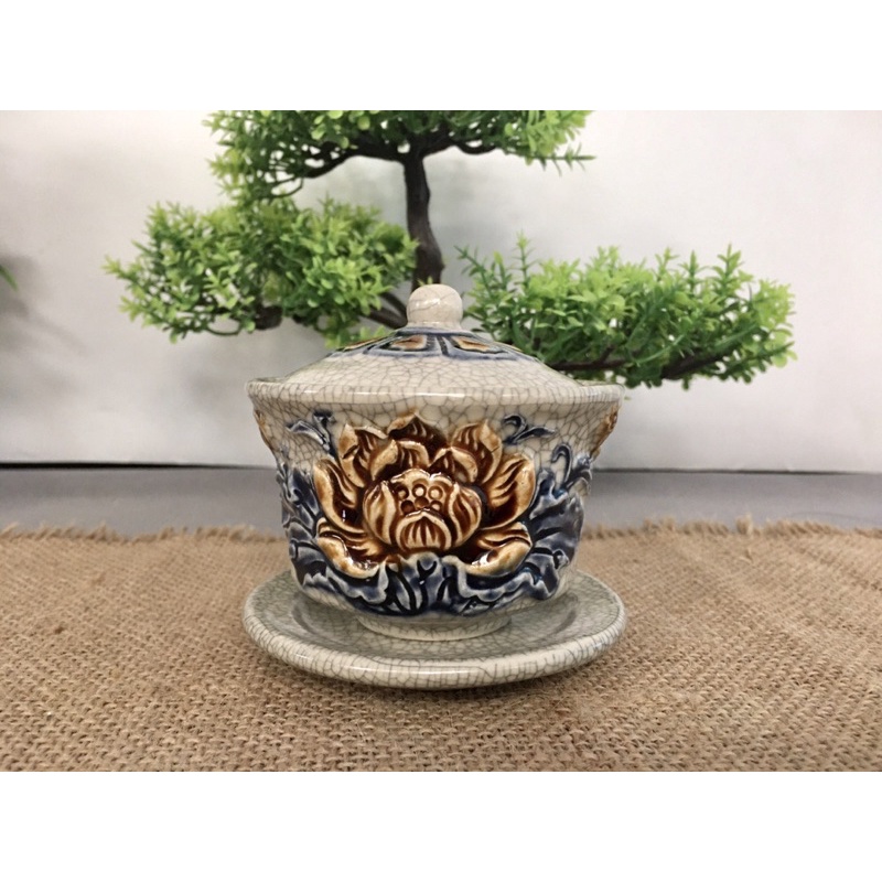 Bát trà sâm men rạn đắp nổi hoa sen