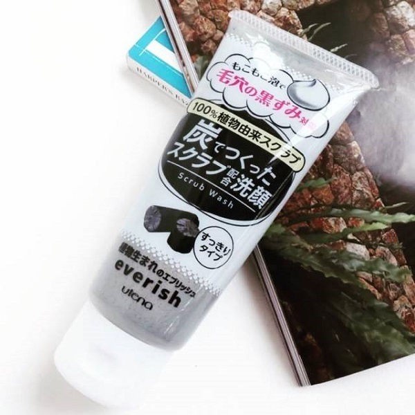 Sữa rửa mặt tẩy tế bào chết Utena Everish 135g Than hoạt tính lấy sạch những bụi bẩn luôn thoáng lỗ chân lông. | BigBuy360 - bigbuy360.vn