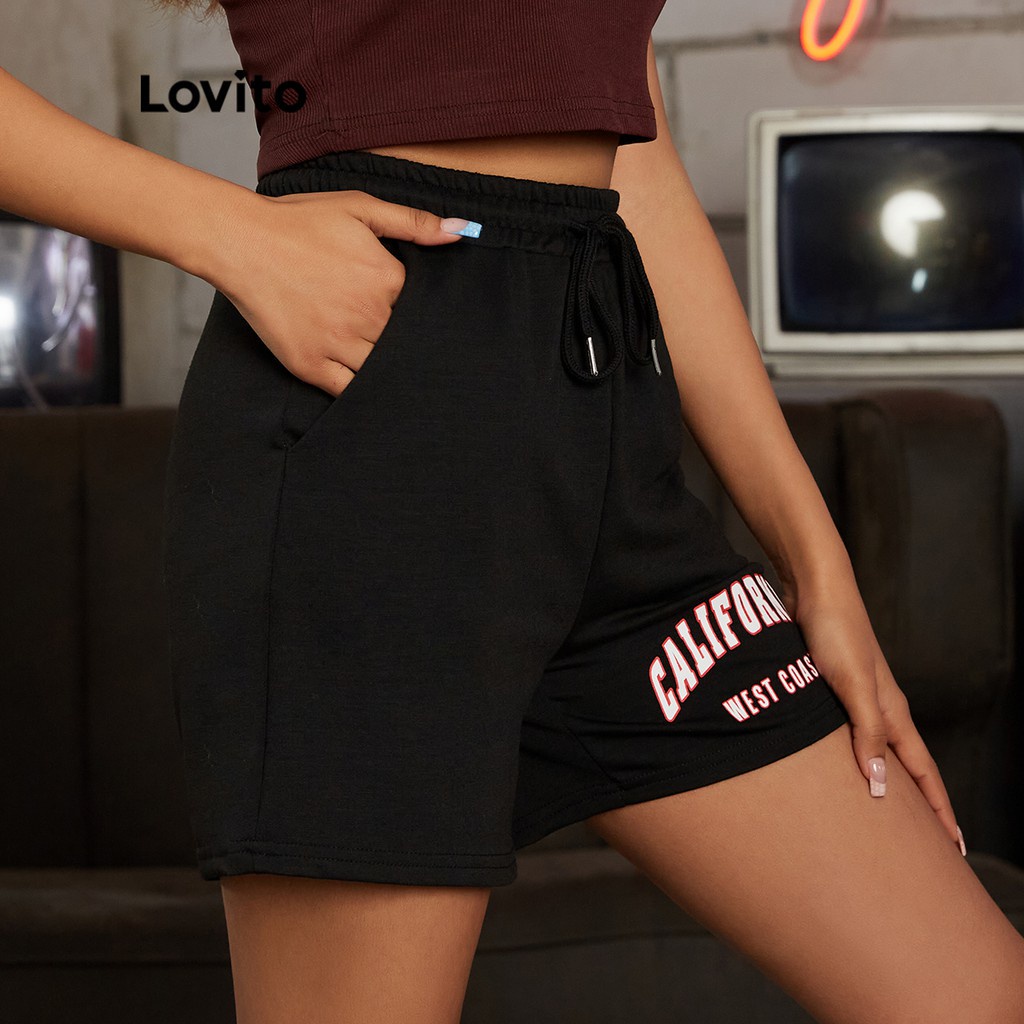 Quần short Lovito in chữ cơ bản phong cách thể thao L16D060 (màu đen)