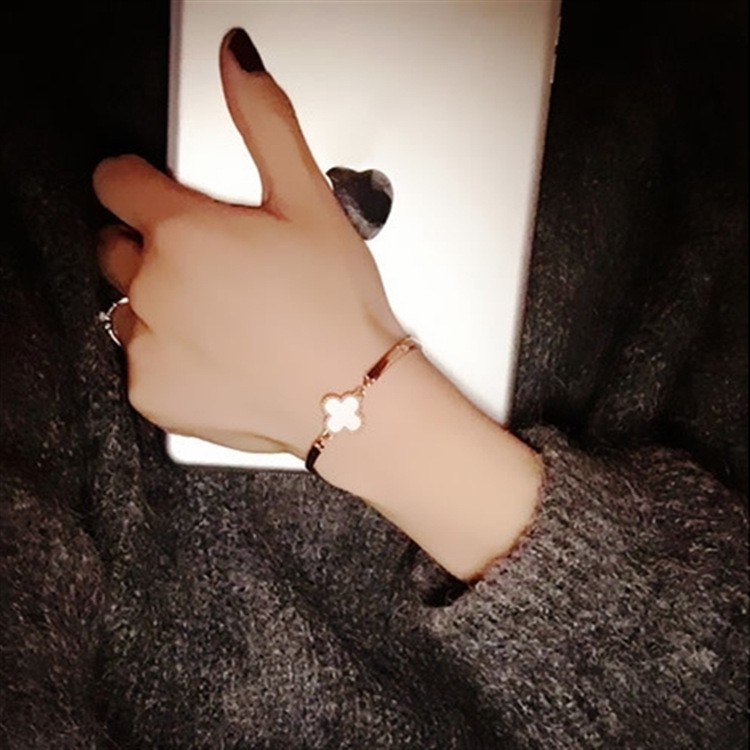 Vòng tay xi vàng hồng mặt hình cỏ 4 lá