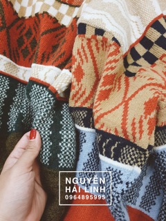 Áo len thổ cẩm và chân váy xoè
