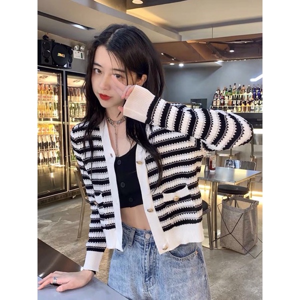 Áo cardigan kẻ trắng đen dáng ngắn