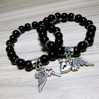 Vòng cặp đôi chuỗi hạt đen dây co giãn charm đôi cánh và khóa tình yêu ( 2vòng)