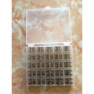 Hộp nhựa đựng suốt chỉ gồm 25 con suốt inox gia đình có sẵn trong hộp luôn.